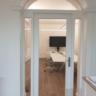 porte haussmannienne intérieure avec vitre