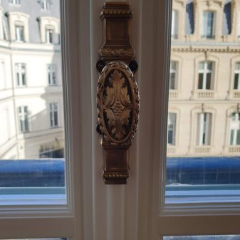 cremone posée par axe menuiserie