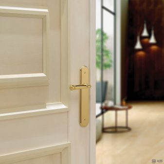 poignée dorée axe menuiserie