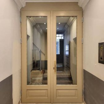 porte entrée hall immeuble haussmannien paris axe menuiserie